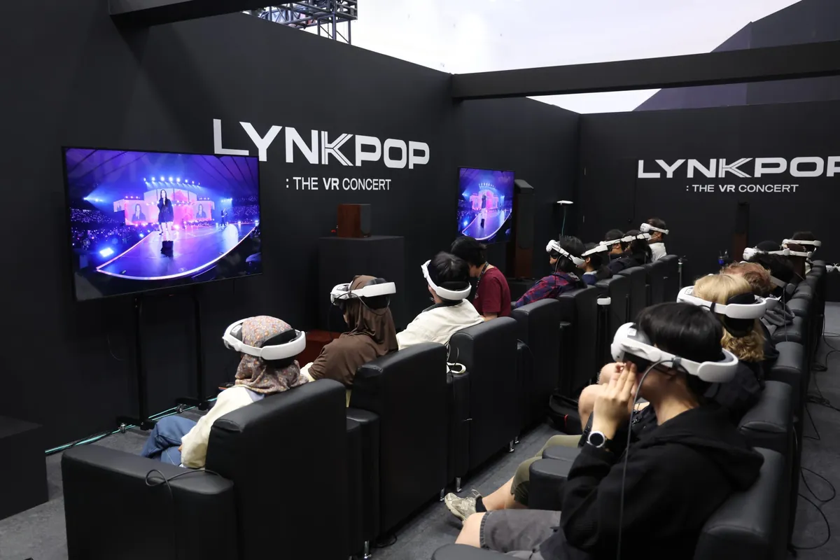LYNKPOP VR 콘서트 부스에서 관객들이 VR 헤드셋을 쓰고 공연을 보는 모습